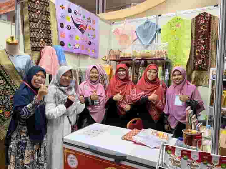 Stand Komunitas UMKM Berdaya Kota Padang Panjang di ajang Minangkabau Halal Festival 2023 di Padang.